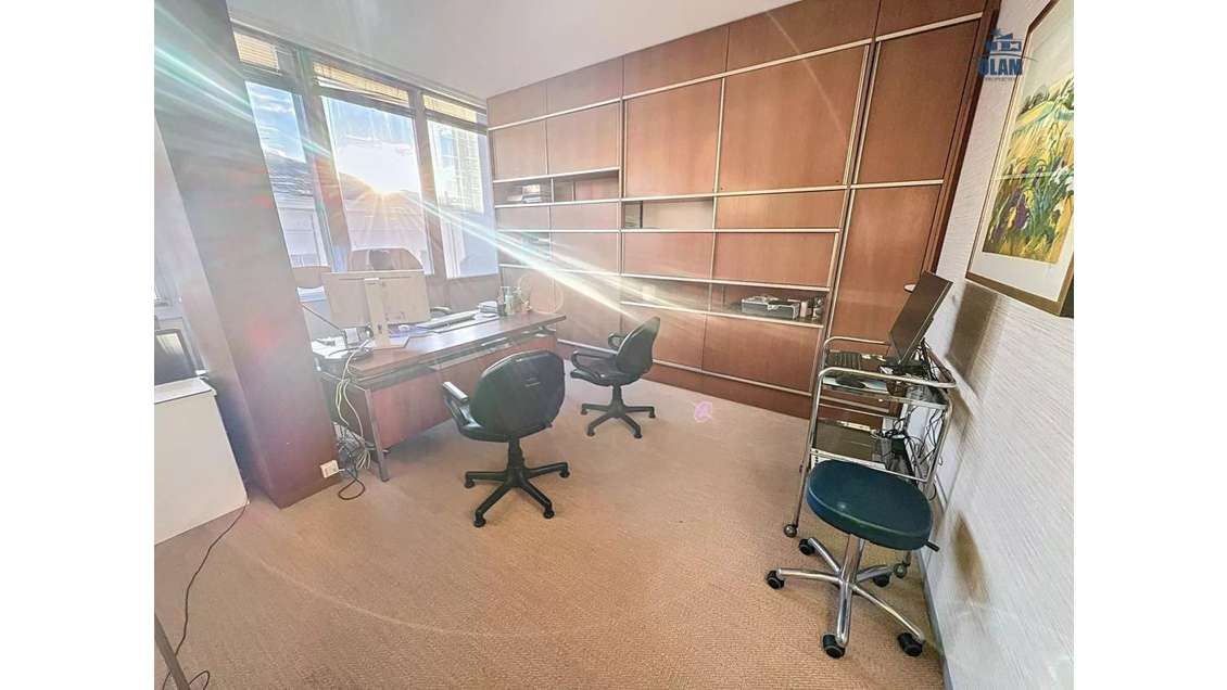 AV bureau lumineux de 57m² à Cannes hyper centre