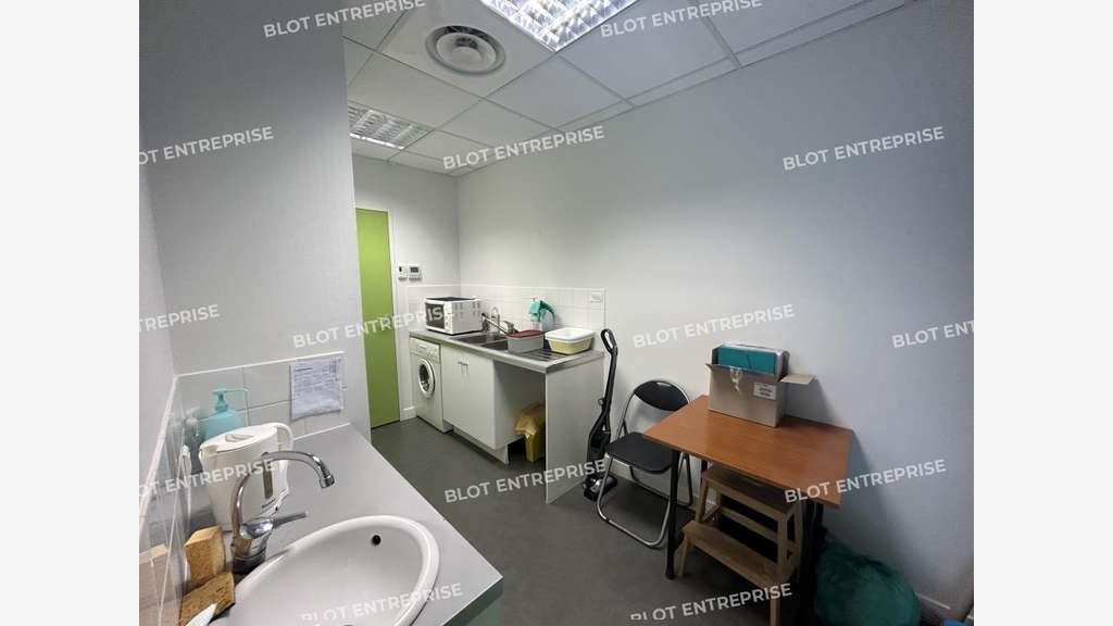 À vendre bureaux 110m² RDC Nord Loire Carquefou  