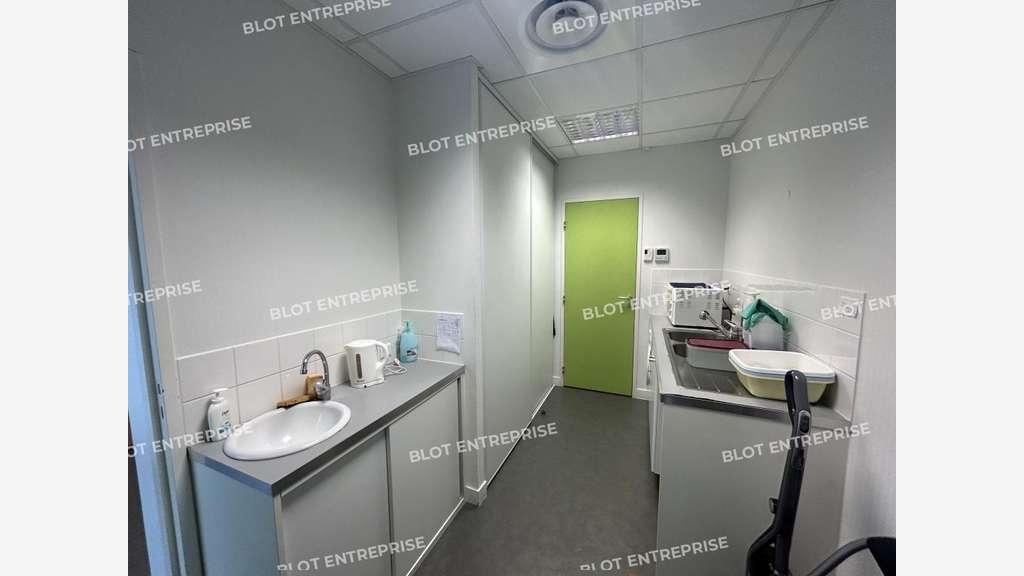 À vendre bureaux 110m² RDC Nord Loire Carquefou  