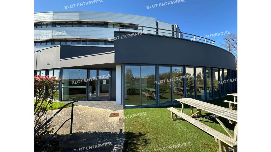 A vendre bureaux 250m² ERP belle visibilité Caudan