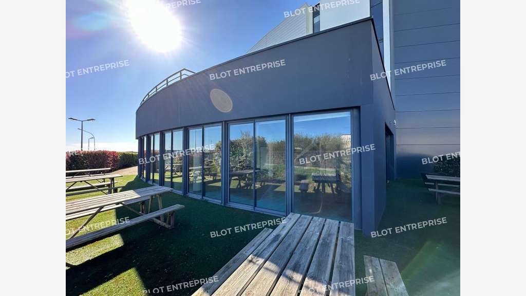 A vendre bureaux 250m² ERP belle visibilité Caudan