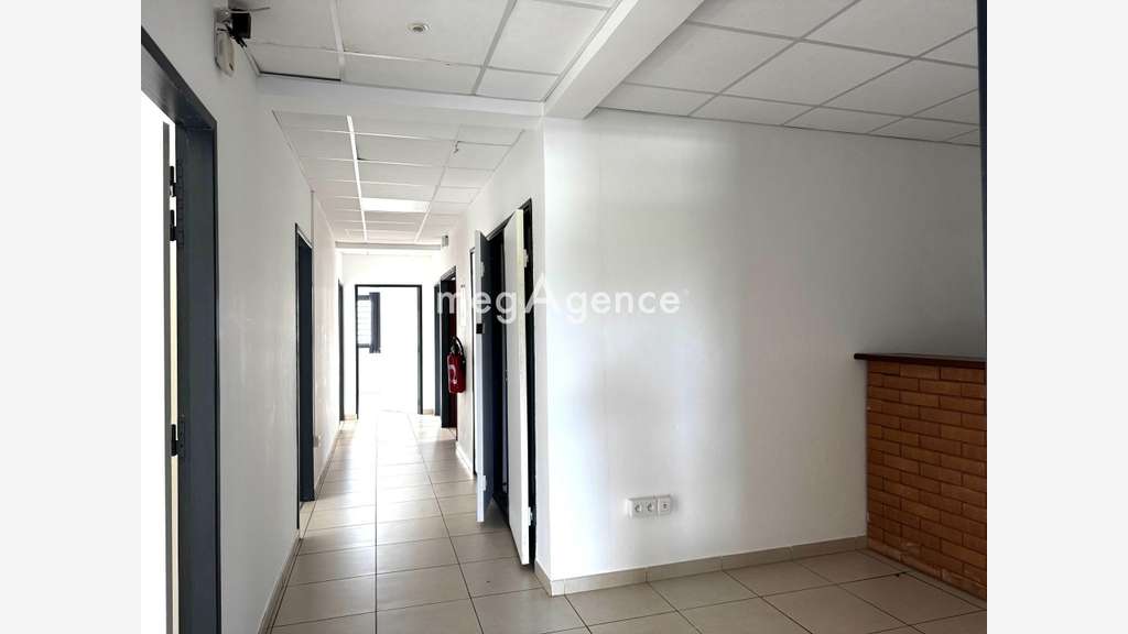 Immeuble a usage commercial et professionnel ZI