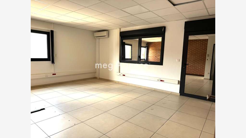 Immeuble a usage commercial et professionnel ZI