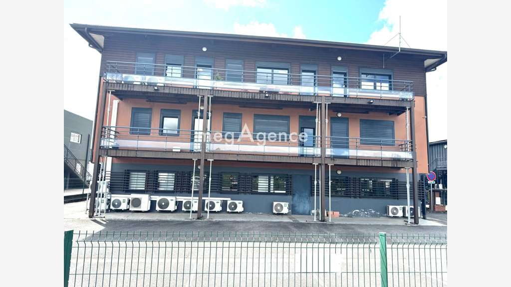 Immeuble a usage commercial et professionnel ZI