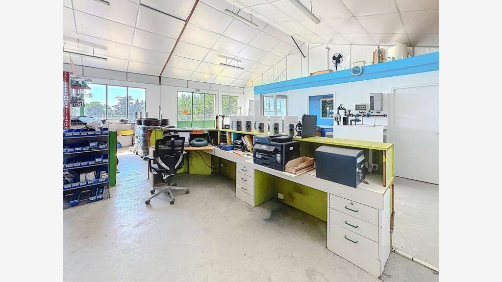 Vente murs entrepôt et bureaux de 400m² à Cavrac