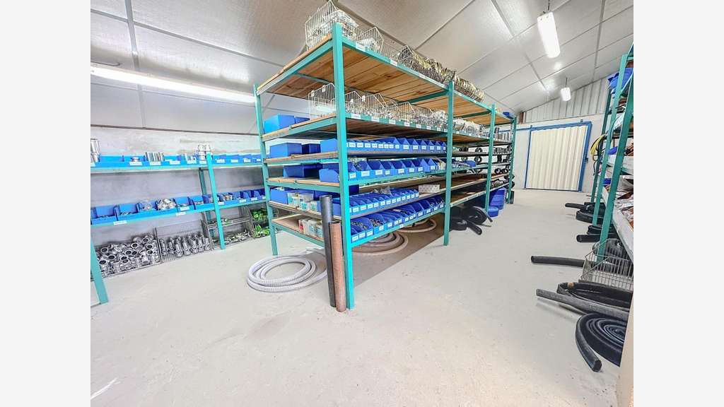 Vente murs entrepôt et bureaux de 400m² à Cavrac
