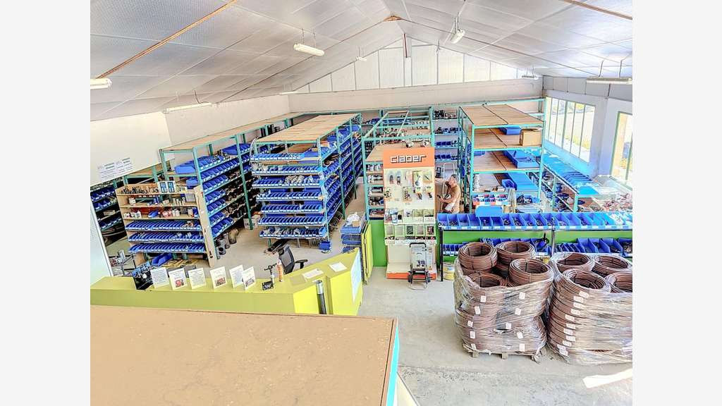 Vente murs entrepôt et bureaux de 400m² à Cavrac