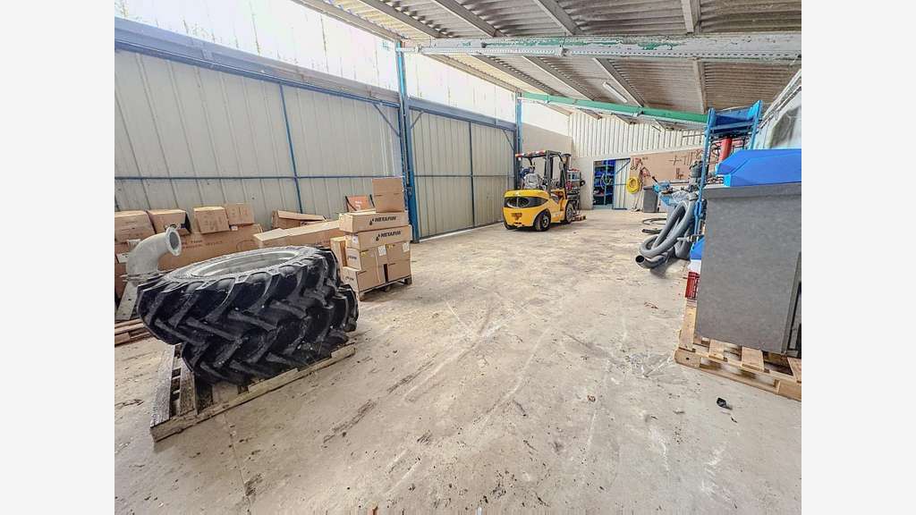 Vente murs entrepôt et bureaux de 400m² à Cavrac