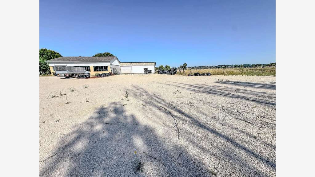 Vente murs entrepôt et bureaux de 400m² à Cavrac