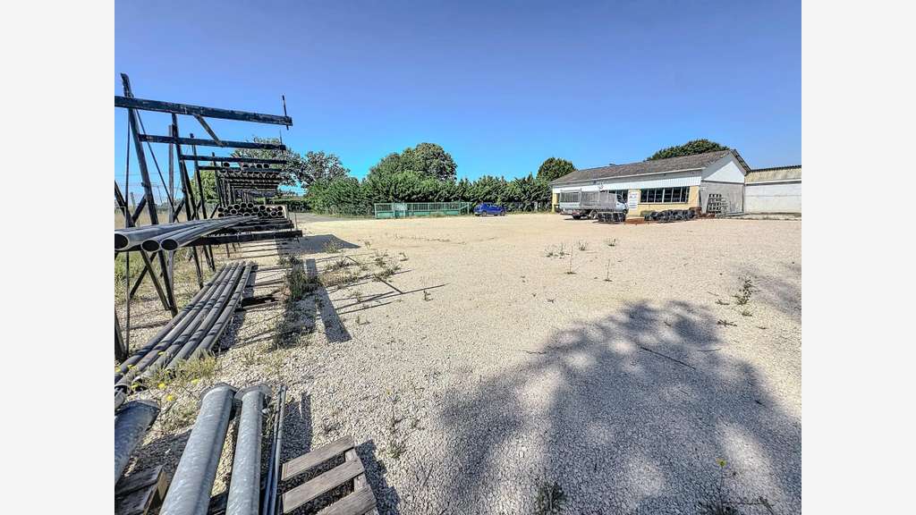 Vente murs entrepôt et bureaux de 400m² à Cavrac