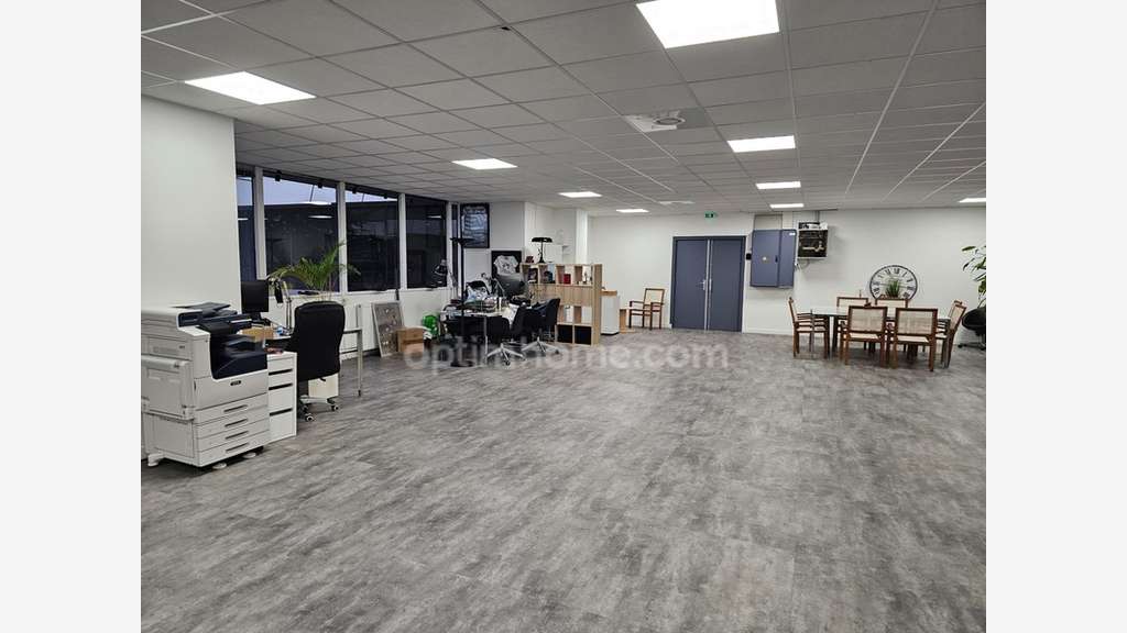 Bureau rénové 299m² à vendre à Cergy RER A 