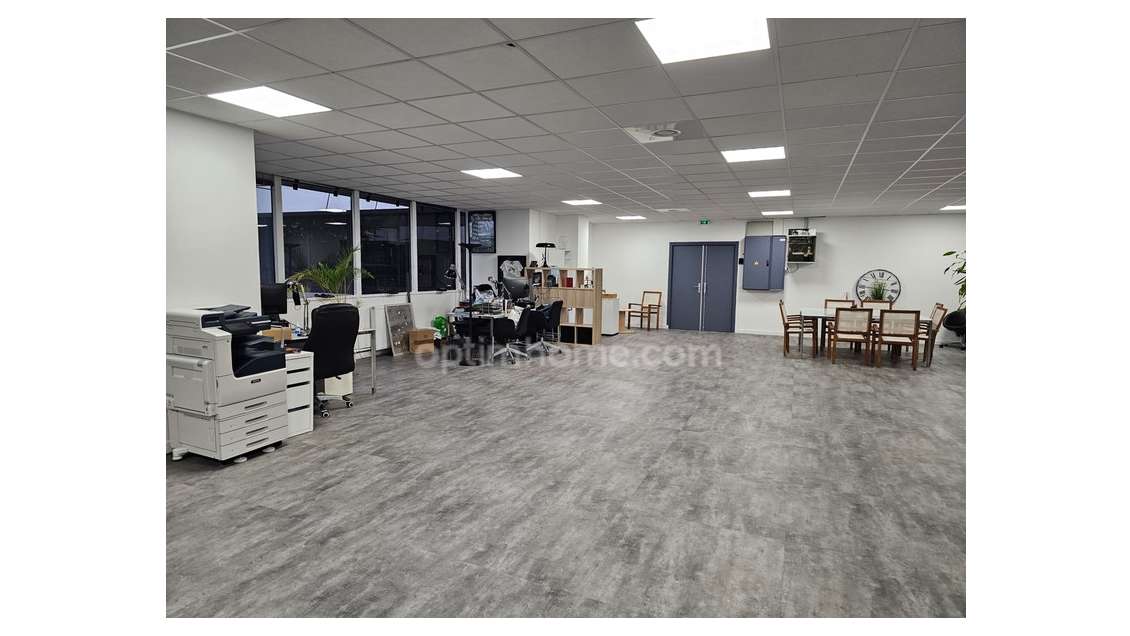 Bureau rénové 299m² à vendre à Cergy RER A 