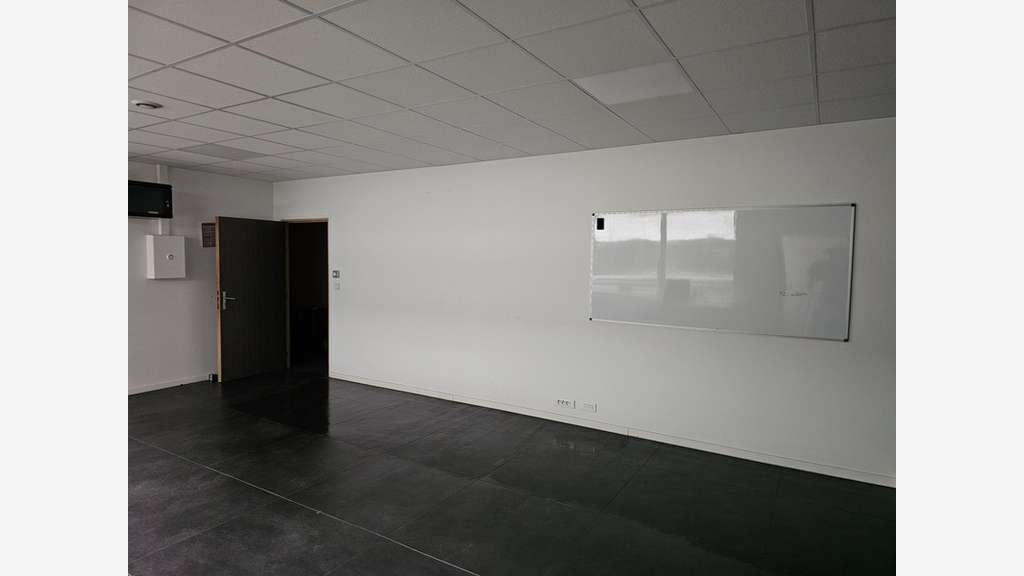 Bureau de 70m² à vendre en ZA à Cergy (95)
