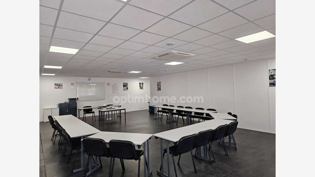 bureau rénové de 115 m2 à vendre à Cergy au prix d