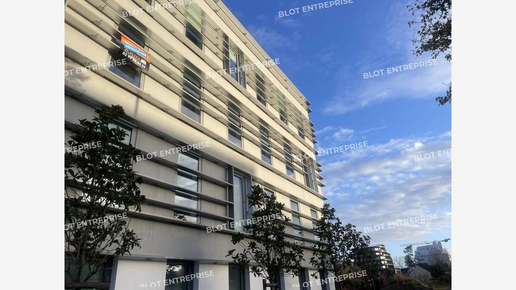 A louer / à vendre bureaux 100m² à Cesson-Sévigné