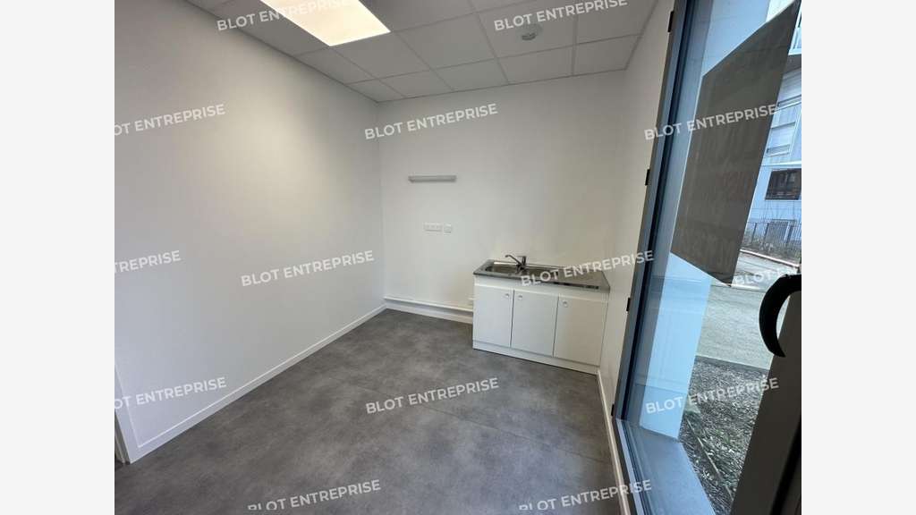A louer / à vendre bureaux 100m² à Cesson-Sévigné