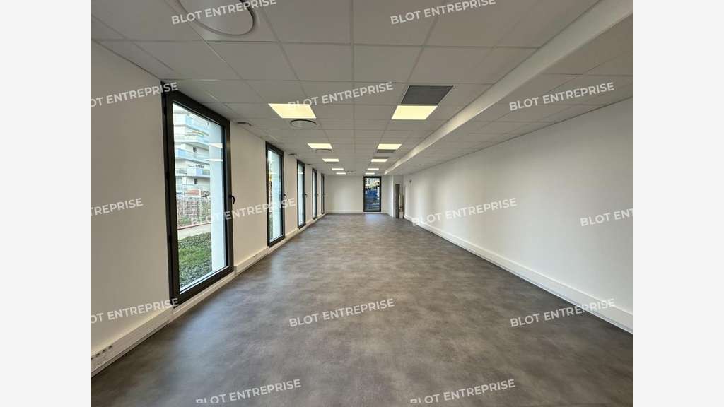 A louer / à vendre bureaux 100m² à Cesson-Sévigné