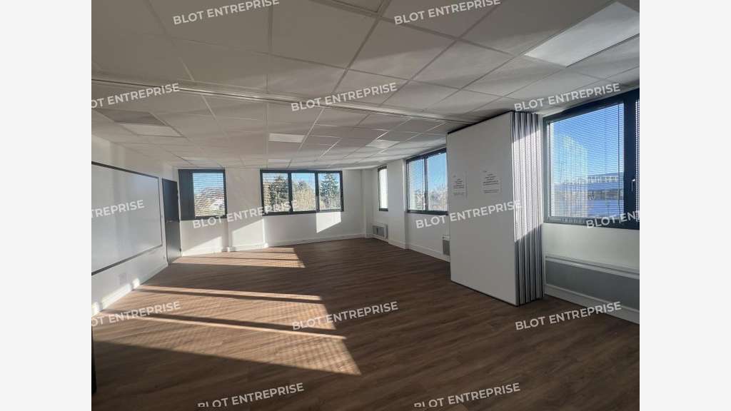À vendre bureaux 1690m² à Cesson-Sévigné