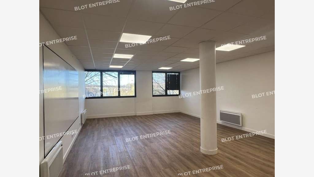 À vendre bureaux 1690m² à Cesson-Sévigné