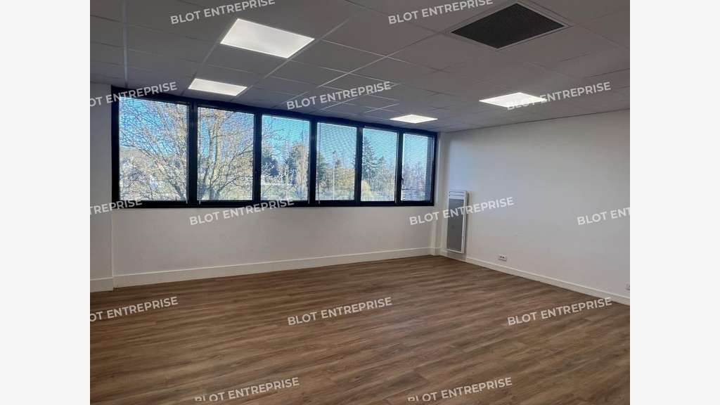 À vendre bureaux 1690m² à Cesson-Sévigné