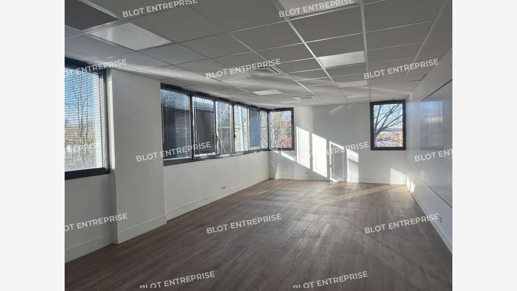 À vendre bureaux 1690m² à Cesson-Sévigné