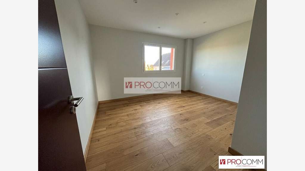 Bureaux 208m² sur terrain 686m² à vendre à Lèves