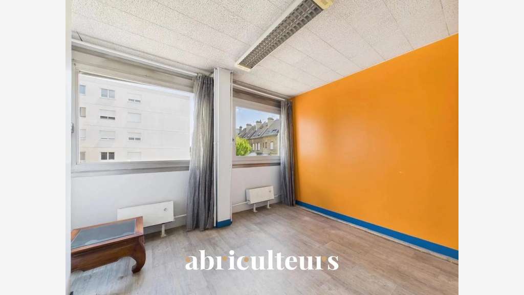 Bureaux lumineux avec vue sur jardin en vente en