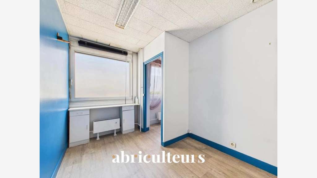 Bureaux lumineux avec vue sur jardin en vente en
