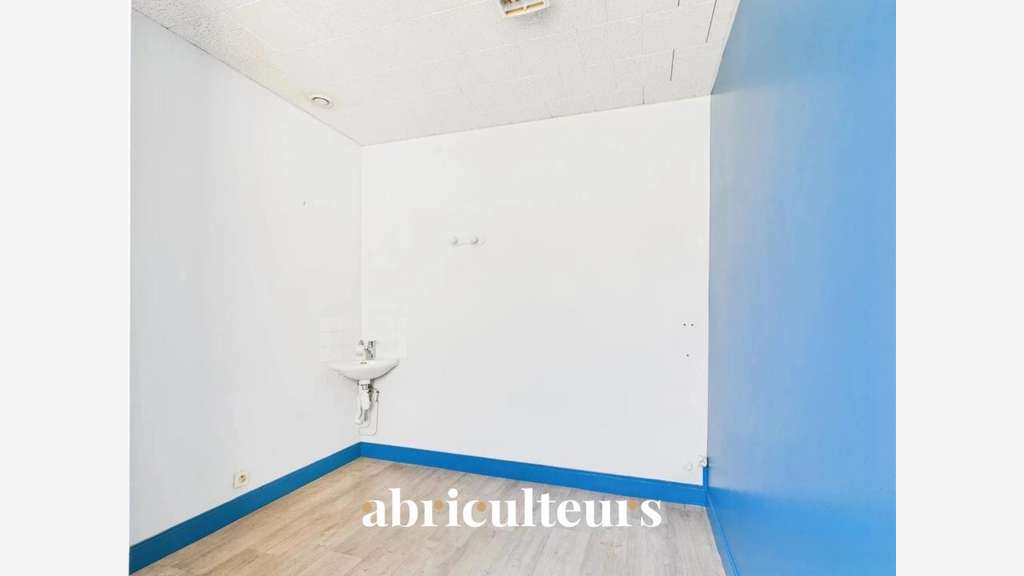 Bureaux lumineux avec vue sur jardin en vente en