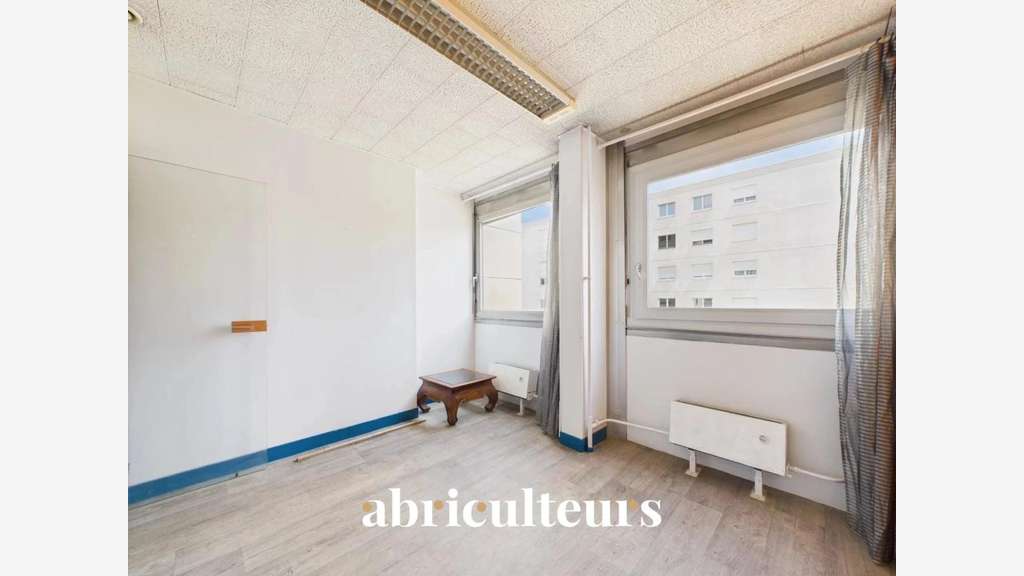 Bureaux lumineux avec vue sur jardin en vente en