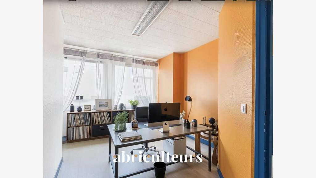 Bureaux lumineux avec vue sur jardin en vente en
