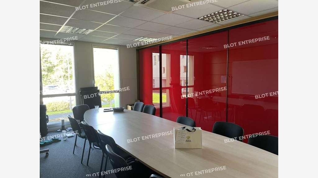 A louer /vendre bureaux 350m² Chartres-de-Bretagne
