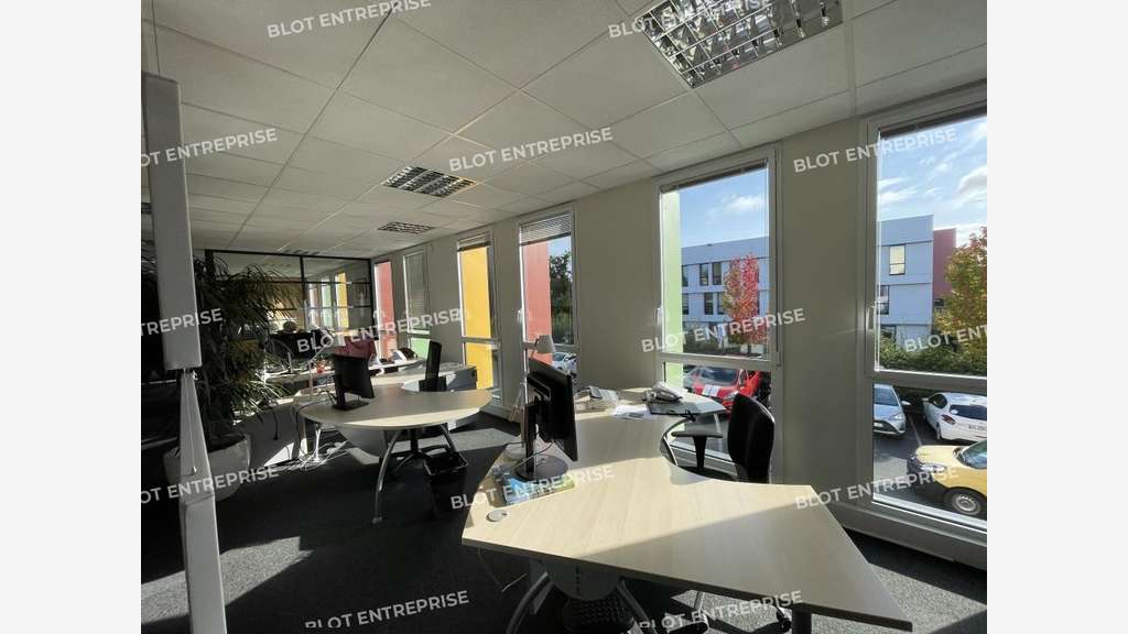 A louer /vendre bureaux 350m² Chartres-de-Bretagne