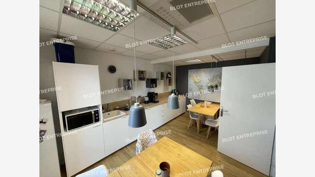 A louer /vendre bureaux 350m² Chartres-de-Bretagne