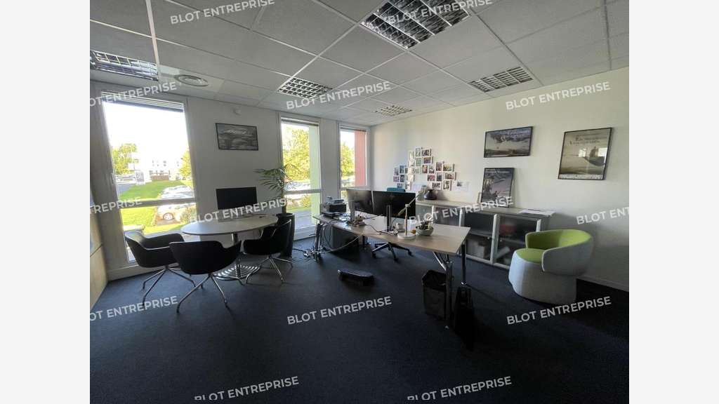A louer /vendre bureaux 350m² Chartres-de-Bretagne