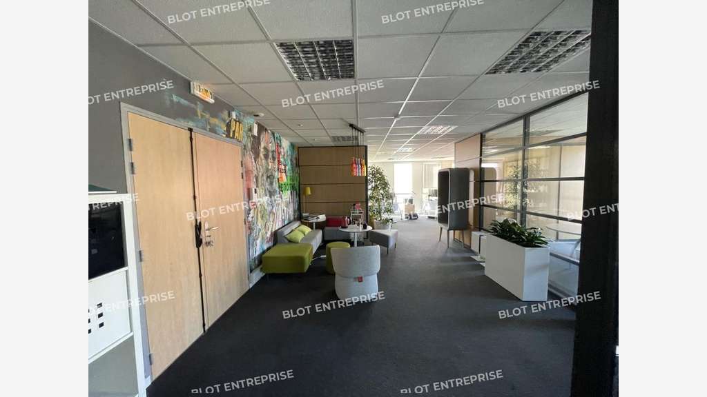 A louer /vendre bureaux 350m² Chartres-de-Bretagne