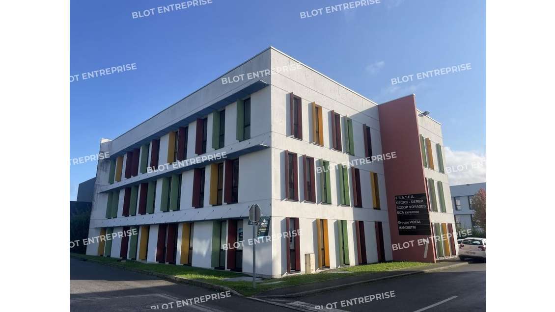 A louer /vendre bureaux 350m² Chartres-de-Bretagne