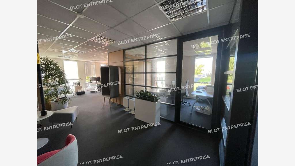 A louer /vendre bureaux 350m² Chartres-de-Bretagne