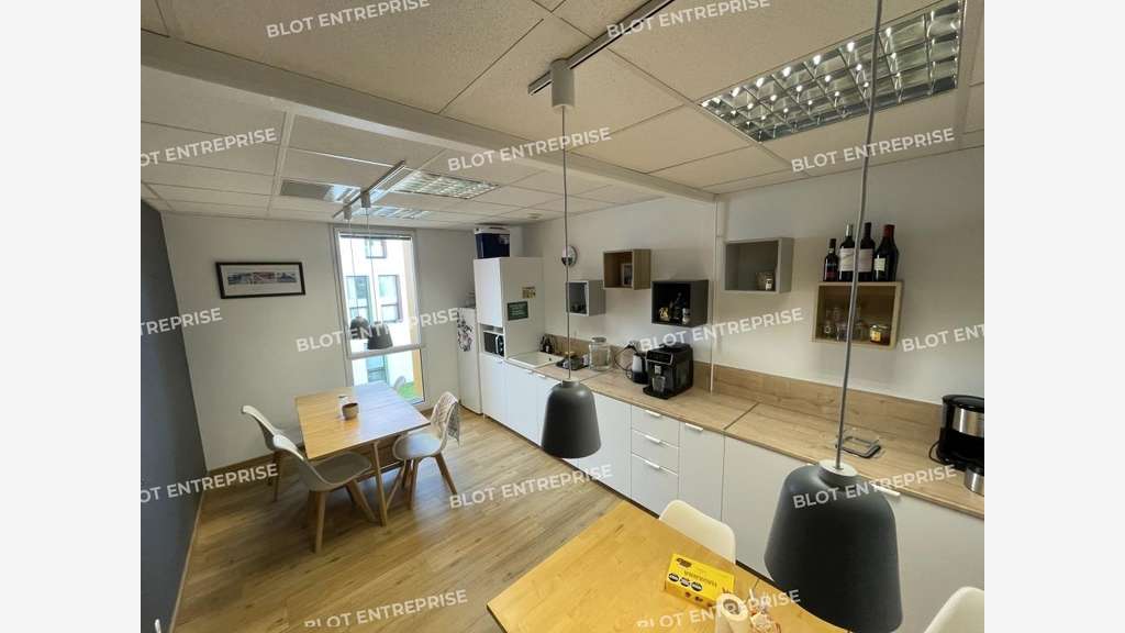 A louer /vendre bureaux 350m² Chartres-de-Bretagne