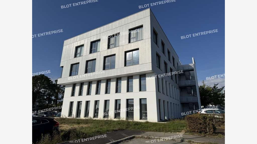 A vendre bureaux de 416m² à Chartres-de-Bretagne