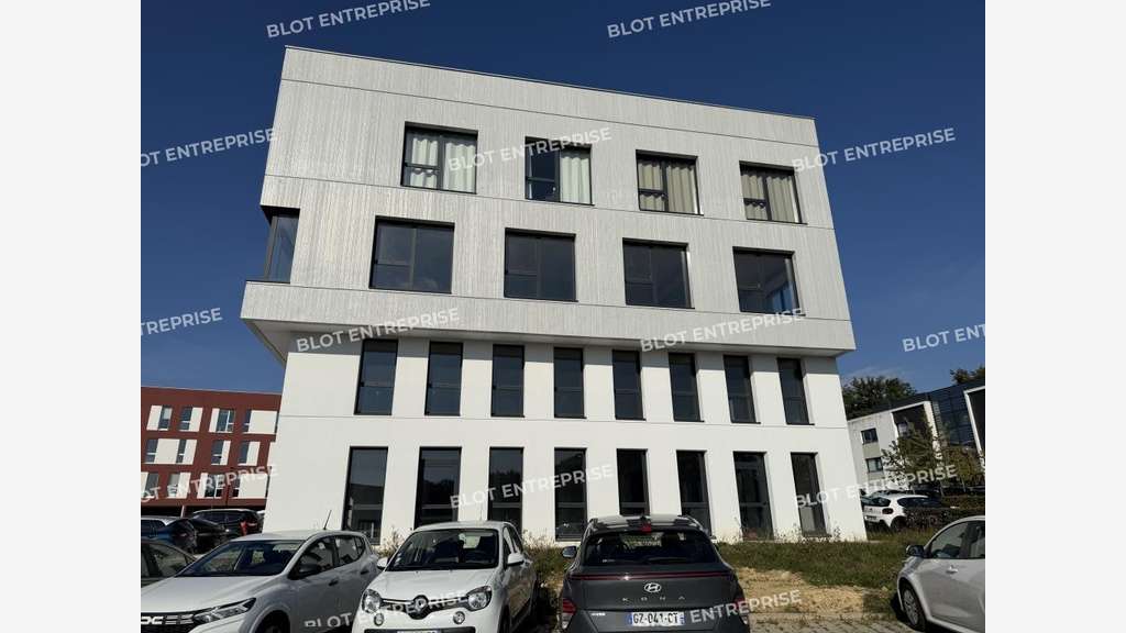 A vendre bureaux de 737m² Chartres-de-Bretagne