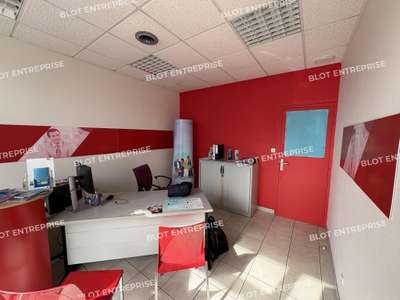 A vendre bureaux 125m² place principale de Cléder
