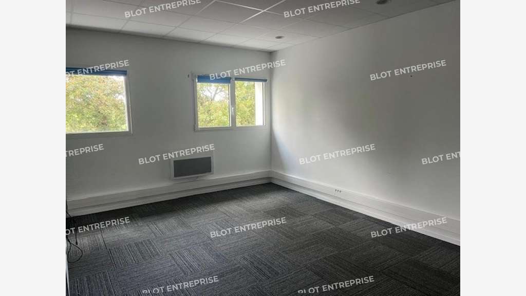 A vendre bureaux locaux d'activités 586m² à Crach