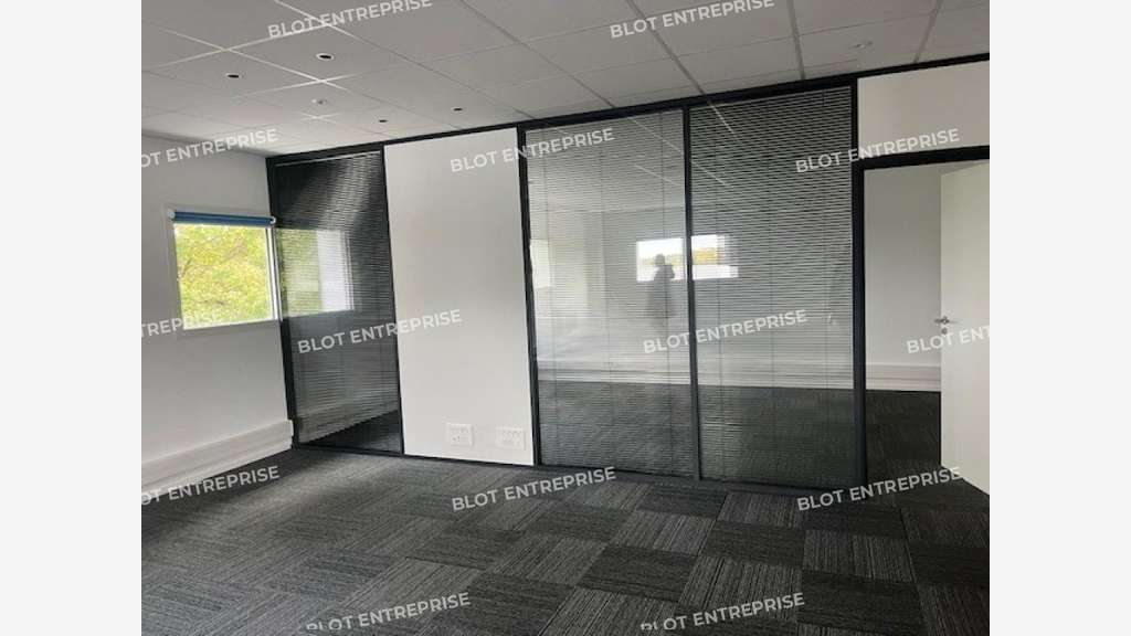 A vendre bureaux locaux d'activités 586m² à Crach
