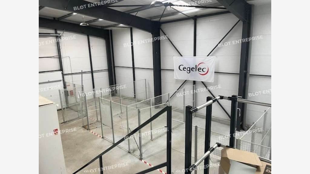 A vendre bureaux locaux d'activités 586m² à Crach
