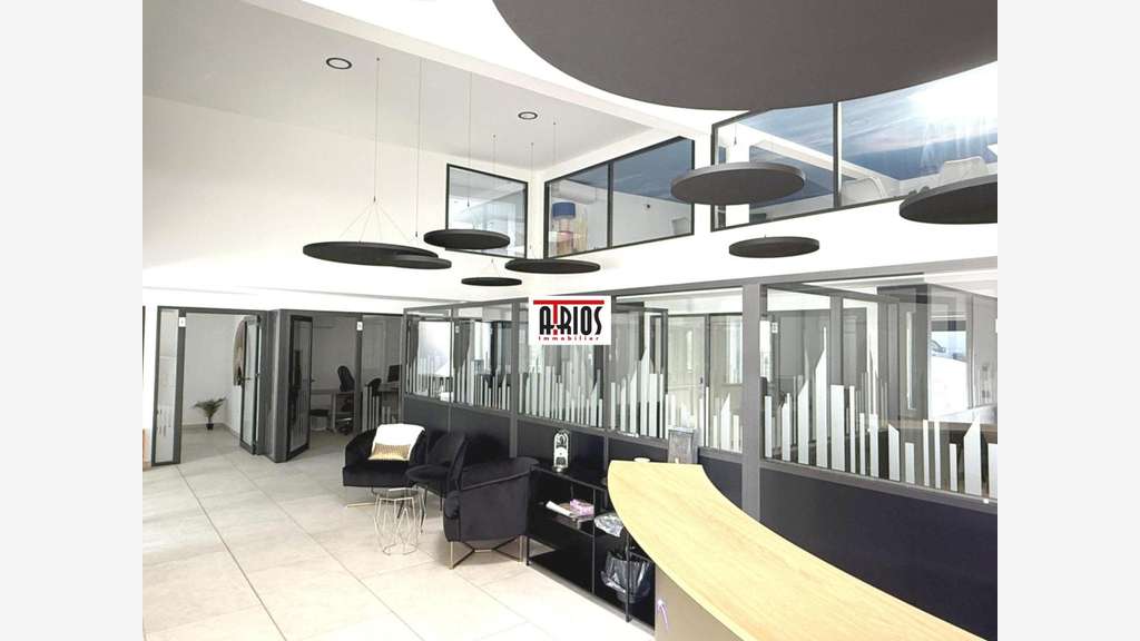 Vente bureaux de 492.10 m² à Cuers