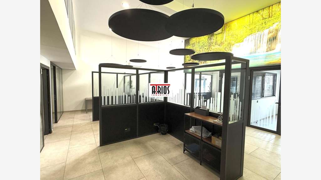 Vente bureaux de 492.10 m² à Cuers