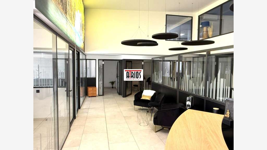 Vente bureaux de 492.10 m² à Cuers