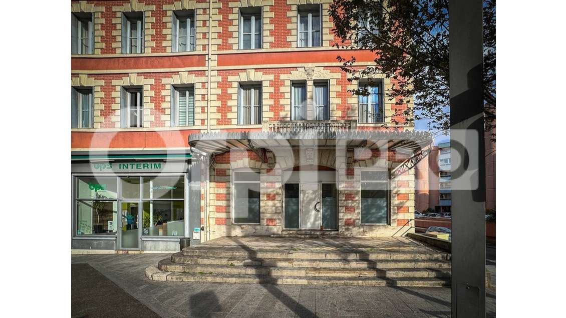 AV murs commerciaux 176m² Dax axe très visible