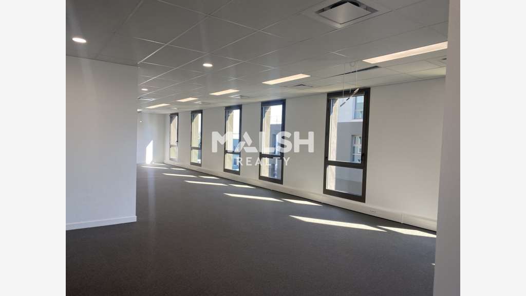 AV ensemble immobilier 4950m² à Décines-Charpieu